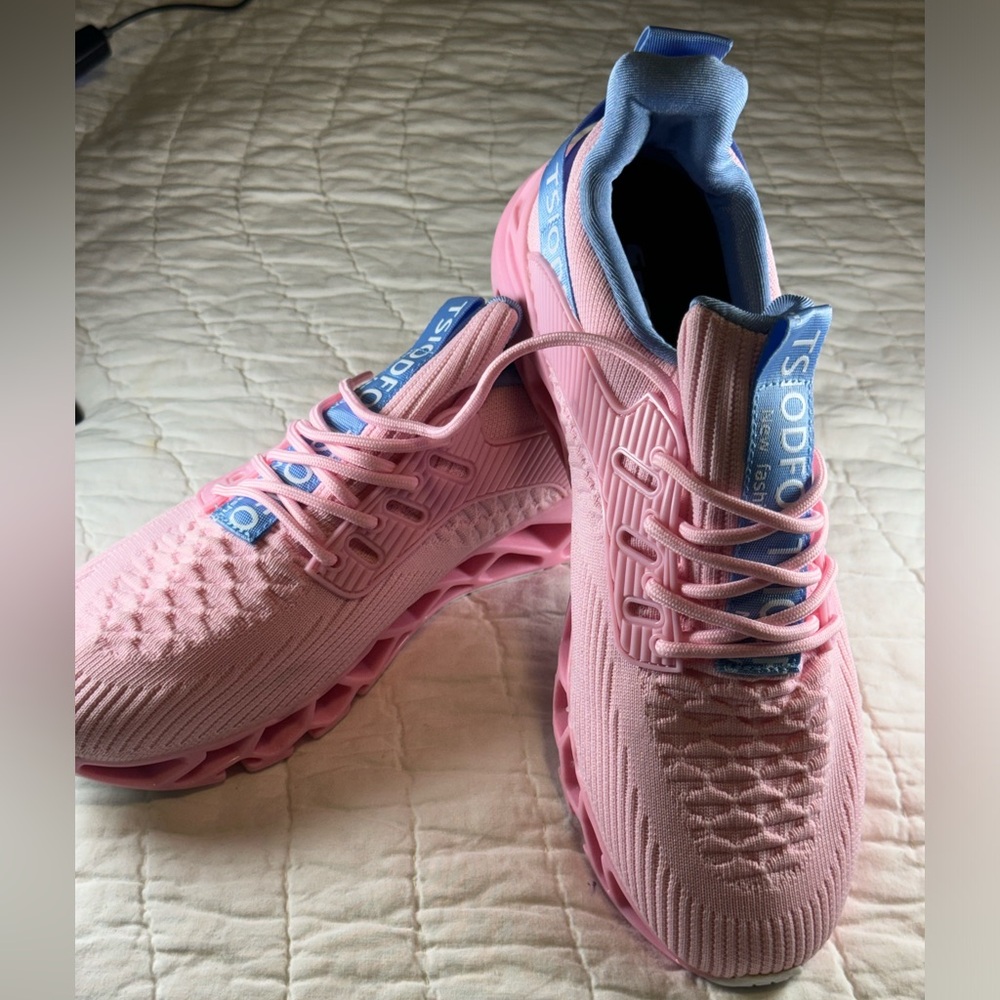NEW TSIODFO SNEAKER